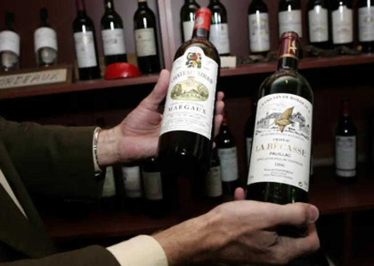 Waehrend-die-uebliche-Supermarkteinrichtung-in-weiss-oder-grau-daherkommt-werden-die-Weinflaschen-gern-in-dunklen-Regalen-praesentiert-Oft-kommt-auch-Holz-zum-Einsatz