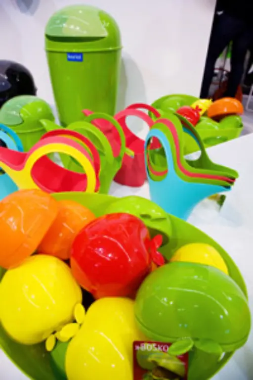 Bunte-Giesskannen-und-Fruehstuecksboxen