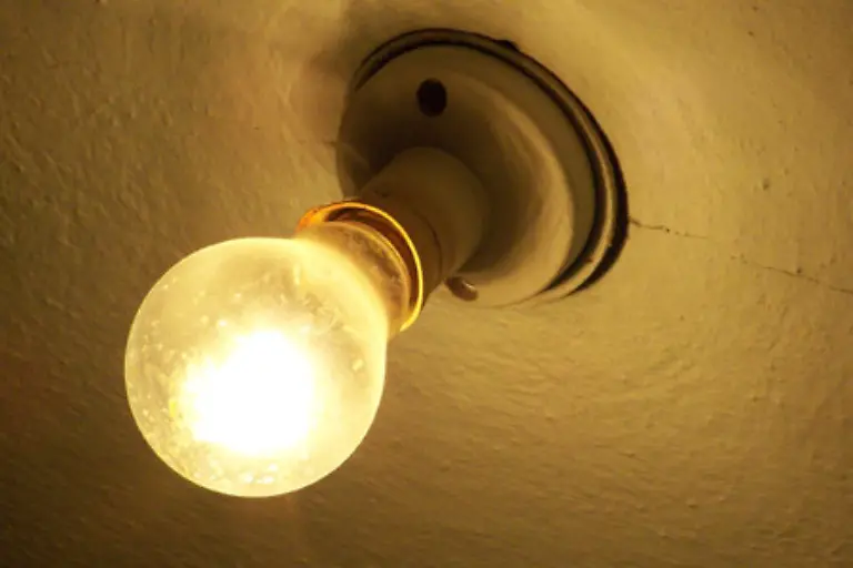 Manipulation-erfolgt-also-nicht-mit-dem-Holzhammer-sondern-unterschwellig-Zum-Beispiel-ueber-wohlplatzierte-Lichtquellen-Rund-40-Prozent-des-Einrichtungsbudgets-von-Supermaerkten-fliessen-in-die-Beleuchtung