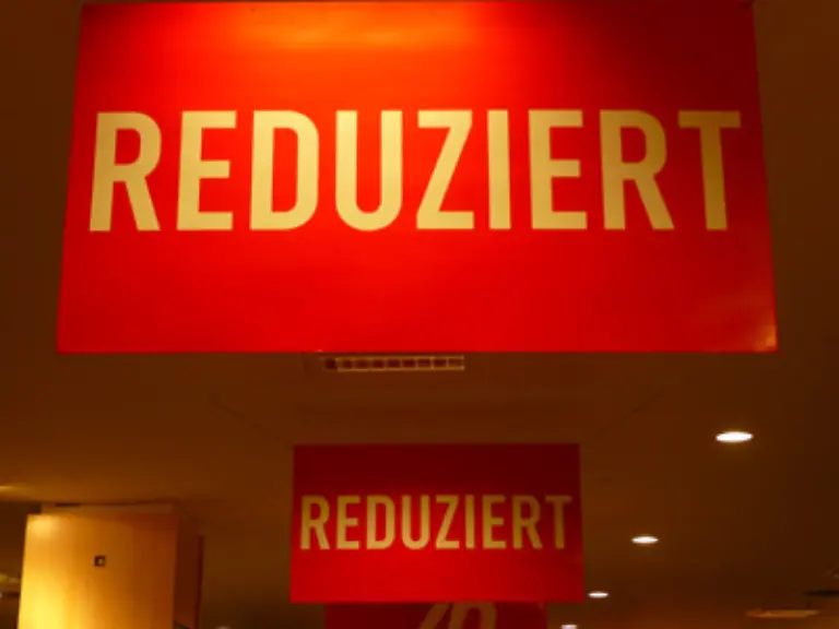 Ein-Blick-auf-den-Einkaufszettel-bestaetigt-Sie-haben-tatsaechlich-alles-was-Sie-brauchen-und-sogar-mehr-Zielstrebig-lenken-Sie-zur-Kasse-als-Sie-aus-dem-Augenwinkel-ein-dickes-Prozentzeichen-auf-orangenem-Grund-wahrnehmen