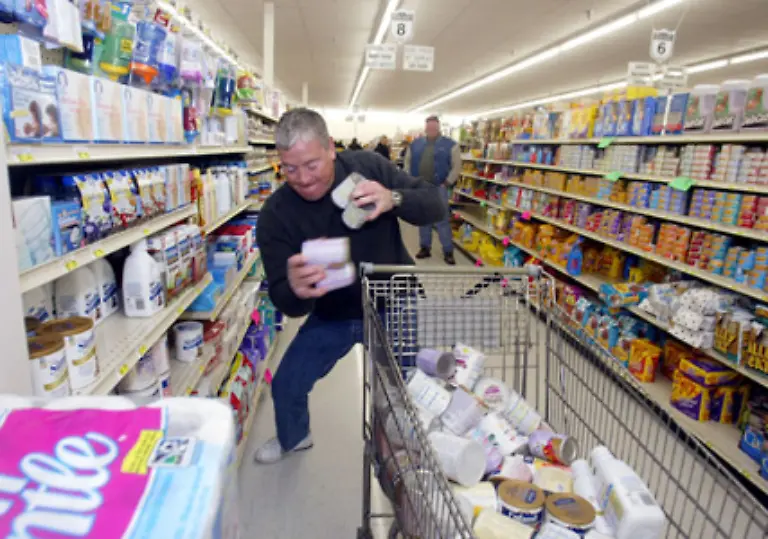 Da-erwacht-Ihr-Jagdinstinkt-Haushaltsreiniger-im-Angebot-Ein-Schnaeppchen-Und-schon-wandert-eine-Flasche-in-Ihren-Wagen
