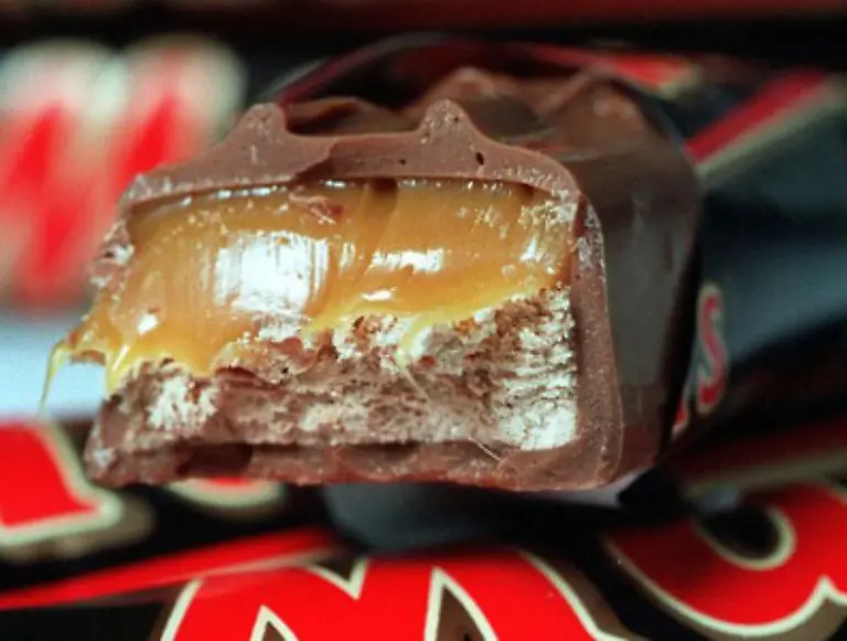 Waehrend-Sie-die-Waren-aufs-Band-raeumen-faellt-Ihr-Blick-auf-das-unvermeidliche-Suesswarensortiment-im-Kassenbereich-Da-wird-Ihnen-Ihr-bedrohlich-unterzuckerter-Zustand-bewusst-Ein-Schokoriegel-sollte-Abhilfe-schaffen-Der-Adoniskoerper-kann-warten