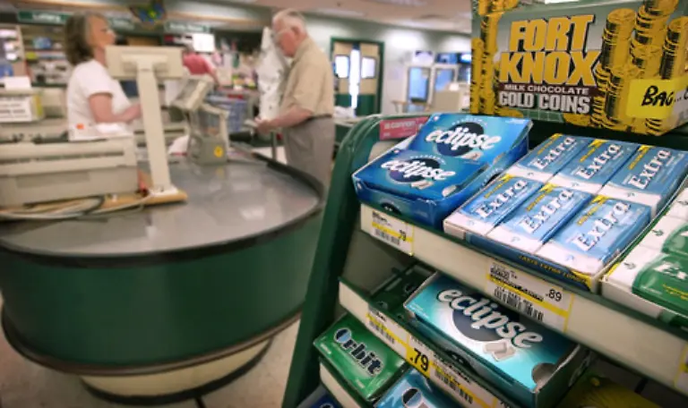 Ein-guter-Supermarkt-macht-fuenf-Prozent-seines-Umsatzes-in-der-Kassenzone-Um-diese-Zahl-noch-zu-steigern-werden-mehr-und-mehr-Dinge-in-der-Naehe-der-Kasse-platziert-die-dort-bislang-nichts-zu-suchen-hatten