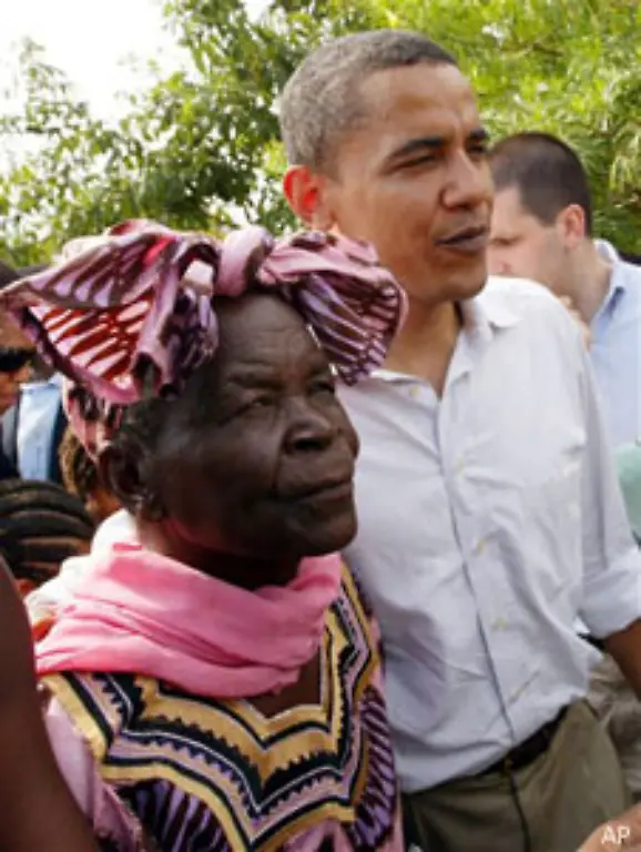 Obama-ist-stolz-auf-seine-afrikanischen-Wurzeln-Das-Bild-zeigt-ihn-mit-seiner-Grossmutter-Sarah-Hussein-Obama-im-kenianischen-Nyongoma-Kogelo-Er-besucht-sie-so-oft-er-kann