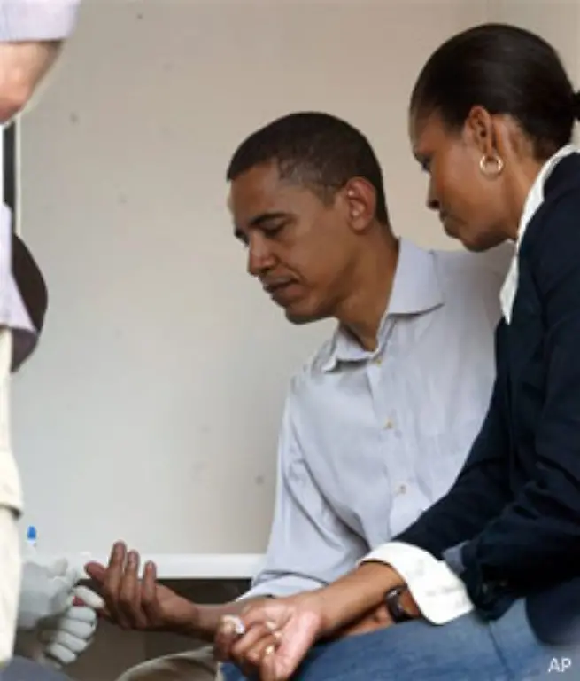Wie-Bill-Clinton-setzt-sich-Obama-fuer-die-Bekaempfung-der-Immunschwaeche-Krankheit-Aids-ein-Oeffentlicher-HIV-Test-mit-Gattin-Michelle-in-Kenia-wo-Aids-immer-noch-ein-Stigma-ist