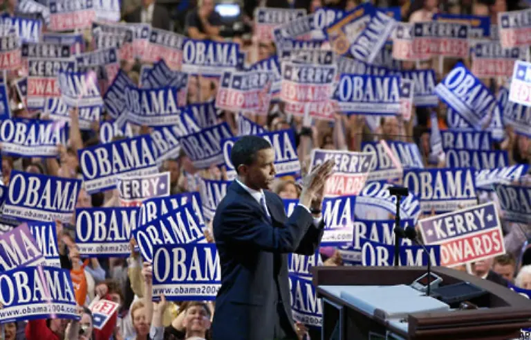 All-diese-Schritte-moegen-nur-politisch-Eingeweihten-aufgefallen-sein-doch-im-Juli-2004-tritt-Obama-erstmals-ins-nationale-Rampenlicht-Er-steht-gerade-im-Wahlkampf-um-den-Senatorenposten