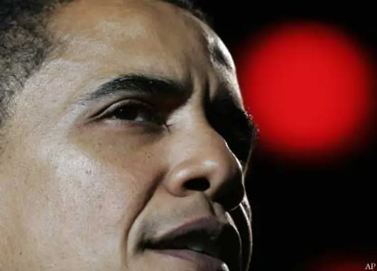 Als-ein-weiteres-Handicap-gilt-seine-Hautfarbe-Noch-nie-in-der-Geschichte-der-USA-hat-ein-Afroamerikaner-den-Sprung-ins-Weisse-Haus-geschafft-Obama-will-nicht-auf-seine-Hautfarbe-reduziert-werden-was-wiederum-bei-vielen-schwarzen-Waehlern-lange-auf-Skepsis-stoesst
