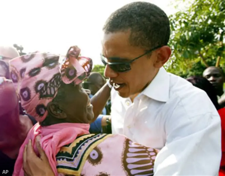 Auch-seine-Familie-gilt-inzwischen-als-wahlkampftauglich-Oma-Obama-liefert-von-Kenia-aus-charmante-Beitraege-ueber-ihren-Enkel-eine-Schule-ist-dort-nach-ihm-benannt