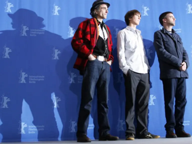 Nachdem-Ausnahmeregisseur-Paul-Thomas-Anderson-im-Jahr-2000-mit-Magnolia-den-Goldenen-Baeren-gewonnen-hat-ist-er-mit-seinem-neuen-Meisterwerk-There-will-be-Blood-erneut-auf-der-diesjaehrigen-Berlinale-im-Wettbewerb-vertreten