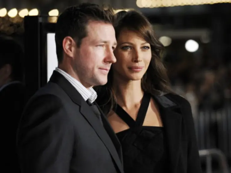 Als-sich-ihr-Chef-George-Ed-Burns-hier-mit-seiner-Frau-Christy-Turlington-in-ihre-juengere-sehr-attraktive-Schwester-Tess-Malin-Akerman-verliebt-und-diese-kurz-darauf-heiraten-will-gilt-es-ein-weiteres-Fest-zu-planen