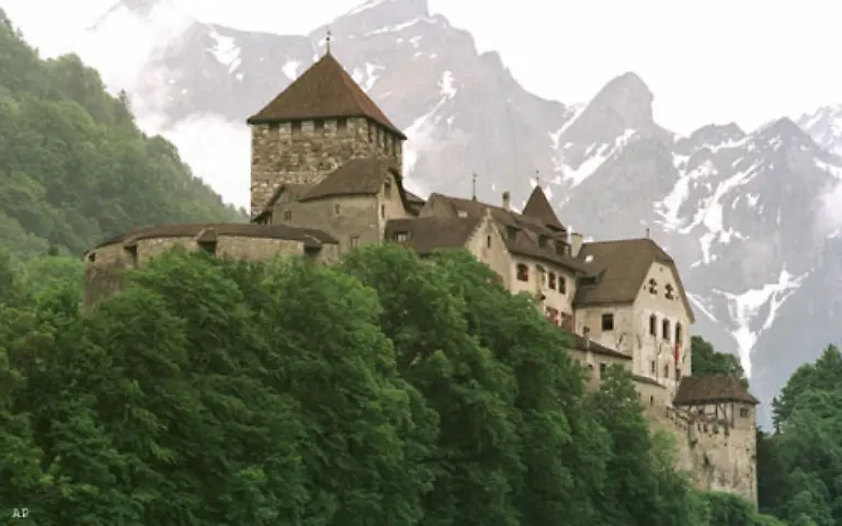 Das-Fuerstentum-Liechtenstein-ist-einer-der-kleinsten-und-reichsten-Staaten-der-Erde-Steuerverguenstigungen-und-Bankgeheimnis-haben-zahlreiche-auslaendische-Investoren-und-Anleger-in-den-nur-160-Quadratkilometer-grossen-Zwergstaat-gebracht