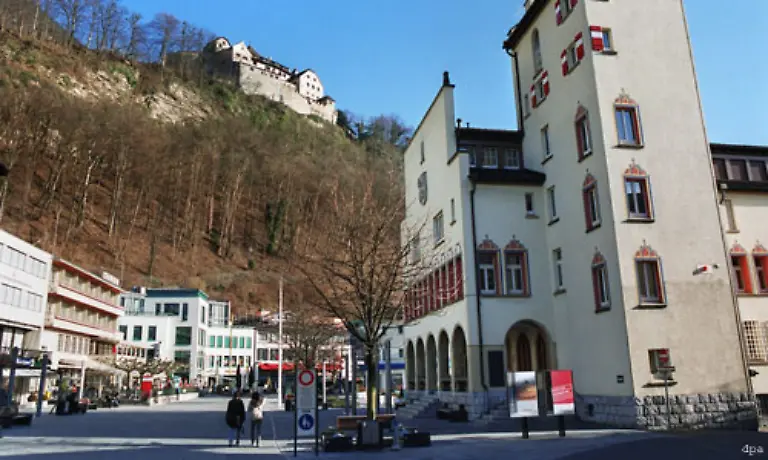 In-dem-zwischen-Oesterreich-und-der-Schweiz-eingebetteten-Steuerparadies-leben-rund-35-000-Menschen-Die-Zahl-der-Briefkastenfirmen-die-dort-lediglich-eine-Postadresse-haben-soll-hoeher-sein