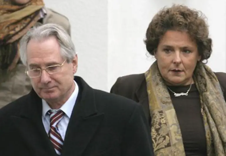 eskortiert-von-der-Staatsanwaeltin-Margrit-Lichtinghagen-die-seit-zehn-Jahren-deutschen-Steuersuendern-auf-der-Spur-ist
