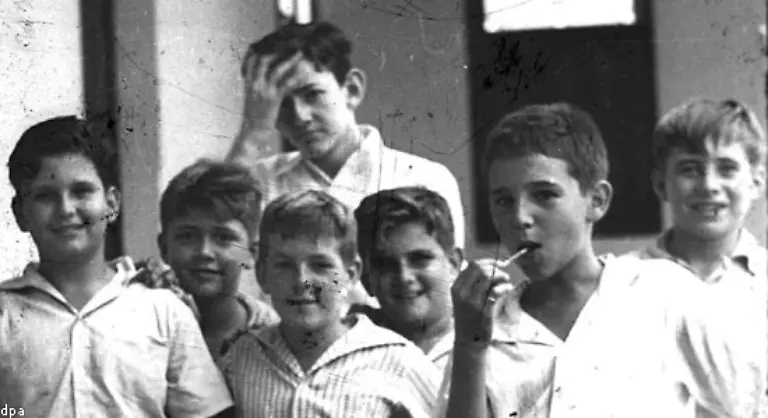 Fidel-ging-auf-eine-Jesuitenschule-studierte-Jura-und-engagierte-sich-seit-den-spaeten-1940er-Jahren-in-der-Orthodoxen-Partei-deren-Chef-er-1951-wurde-auf-diesem-Bild-von-1940-ist-er-der-Junge-mit-dem-Lutscher