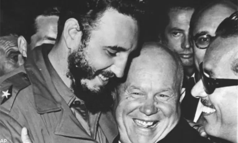 Castro-der-sich-urspruenglich-auf-einem-dritten-Weg-zwischen-den-USA-und-der-Sowjetunion-sah-naeherte-sich-der-UdSSR-an-im-Bild-1960-mit-Nikita-Chruschtschow