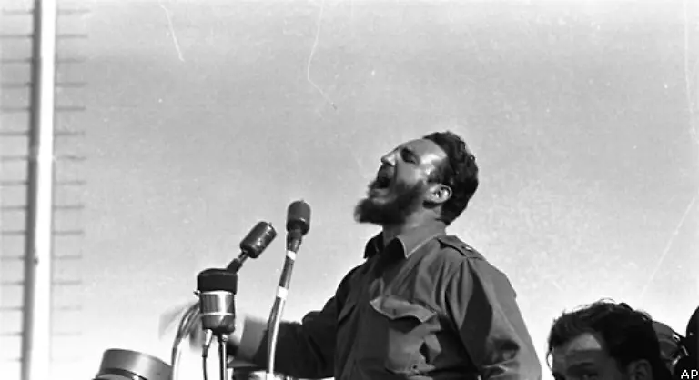 Noch-im-selben-Jahr-erklaert-sich-Kuba-das-die-USA-noch-immer-als-ihren-Hinterhof-ansehen-zu-einem-sozialistischen-Land-Castros-Movimiento-geht-in-den-so-genannten-Integrierten-Revolutionaeren-Organisationen-auf