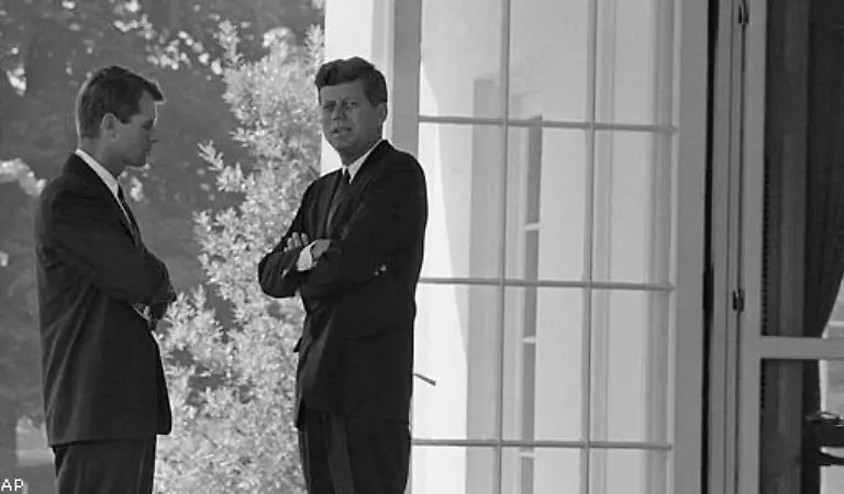 Als-US-amerikanische-Spionageflugzeuge-im-Oktober-1962-diese-Raketen-entdecken-ordnet-US-Praesident-Kennedy-eine-Seeblockade-Kubas-an-200-Schiffe-werden-rund-um-die-Insel-in-Stellung-gebracht-Kennedy-nennt-dies-Quarantaene-Eine-Invasion-wird-vorbereitet