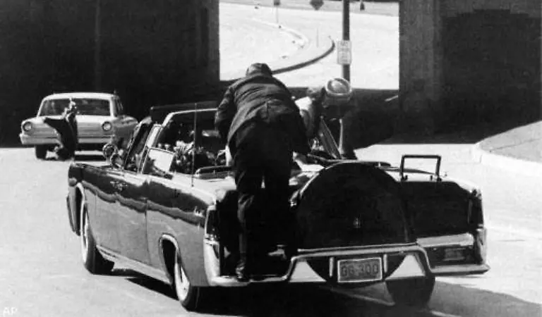 Die-Feindschaft-zwischen-den-USA-und-Kuba-bleibt-bestehen-Nach-Recherchen-des-Journalisten-Wilfried-Huismann-von-2005-steckt-Kuba-sogar-hinter-der-Ermordung-von-John-F-Kennedy-im-Jahr-1963-Der-Grund-Kennedy-seinerseits-wollte-Castro-umbringen-lassen