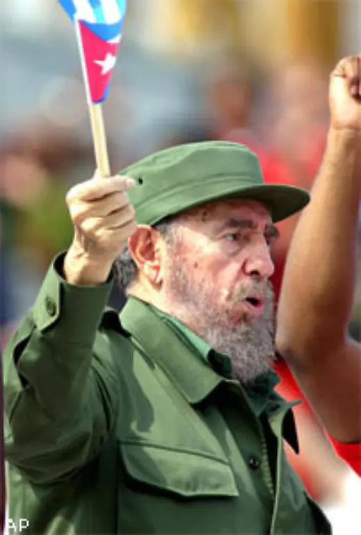 Bis-zum-Ende-des-Kalten-Krieges-bleibt-Kuba-ein-Verbuendeter-der-Sowjetunion-Die-Fahne-des-Anti-Imperialismus-und-des-Internationalismus-haelt-Castro-weiterhin-hoch