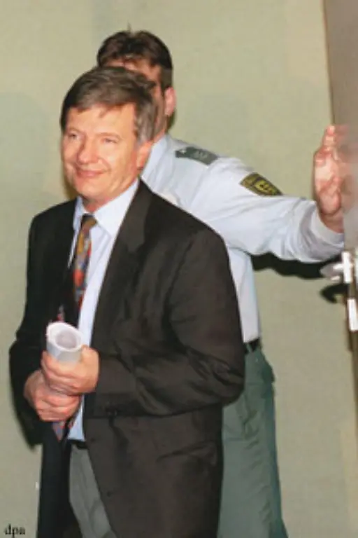 Nach-der-Haelfte-der-Zeit-wurde-er-auf-Bewaehrung-aus-dem-Gefaengnis-entlassen