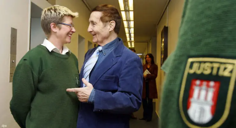 Weil-er-mit-den-Behoerden-eng-zusammenarbeitete-fiel-das-Urteil-im-November-2004-milde-aus-Ein-Bussgeld-in-Hoehe-von-150-000-Euro-und-zwei-Jahre-Haft-auf-Bewaehrung