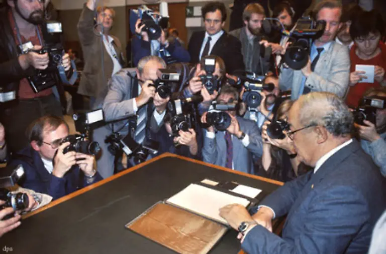 Nach-einem-Verkauf-von-Daimler-Benz-Aktien-im-Wert-von-fast-zwei-Milliarden-Mark-beantragte-der-Flick-Konzern-beim-Bundeswirtschaftsministerium-eine-Steuerbefreiung-fuer-volkswirtschaftlich-foerderungwuerdige-Reinvestitionen