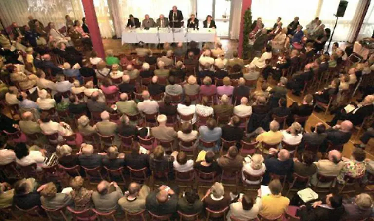 Bleibt-noch-eine-Frage-offen-Warum-sitzen-wir-alle-noch-hier