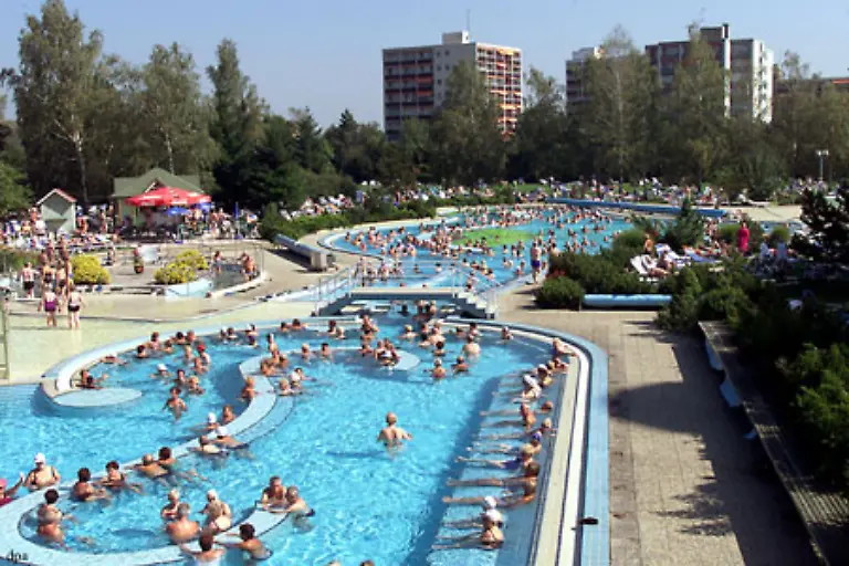 1993-kam-heraus-dass-Bayern-dem-Thermalbad-Unternehmer-rund-70-Millionen-Mark-Steuerschulden-erlassen-hatte-Zwick-musste-hierfuer-8-3-Millionen-Mark-Abstandszahlungen-leisten