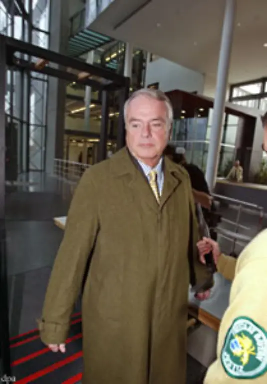 dass-er-von-Schreiber-fuer-Ruestungsgeschaefte-umgerechnet-an-die-zwei-Millionen-Euro-Schmiergeld-angenommen-und-nicht-versteuert-hatte