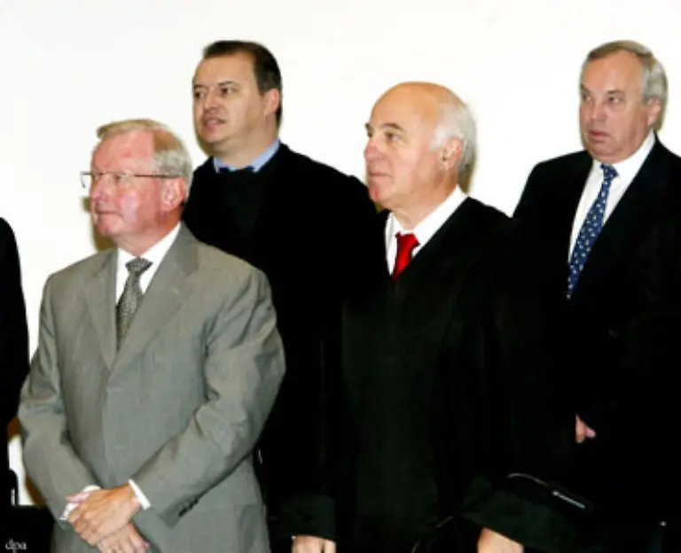 Im-Zusammenhang-mit-Schreibers-Waffengeschaeften-und-damit-verbundener-Steuerhinterziehung-wurden-auch-die-ehemaligen-Thyssen-Manager-Winfried-Haastert-l-und-Juergen-Massmann-r-im-Januar-2007-verurteilt