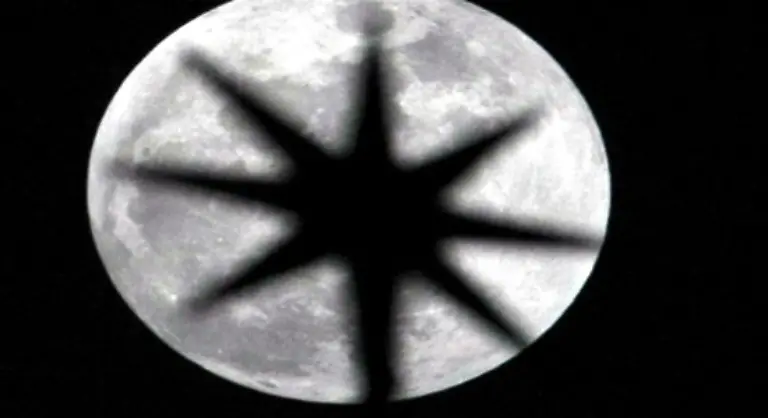 Bei-einer-totalen-Mondfinsternis-zieht-der-Mond