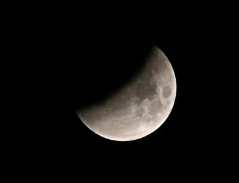 Befaende-man-sich-innerhalb-dieses-Zeitraums-auf-dem-Mond-saehe-man-die-Sonne-nach-und-nach-hinter-der-Erde-verschwinden