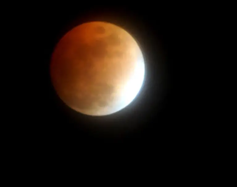 Gegen-6-09-Uhr-endete-die-Mondfinsternis-mit-dem-Austritt-aus-dem-Erdschatten-am-rechten-Mondrand