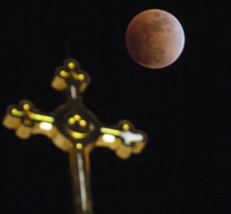 Astronomen-unterscheiden-bei-einer-totalen-Mondfinsternis-zwischen-Halbschatten-und-Kernschatten