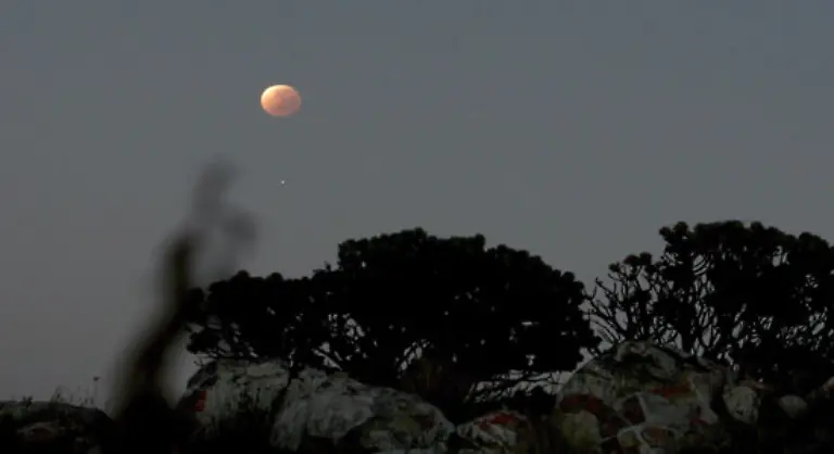 Den-Halbschatten-erkennt-man-daran-dass-auf-dem-Mond-noch-ein-geringer-Teil-des-Sonnenlichts-ankommt