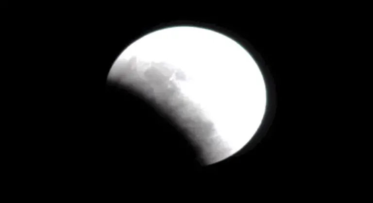Beim-Kernschatten-gelangt-kein-direktes-Sonnenlicht-mehr-zum-Mond