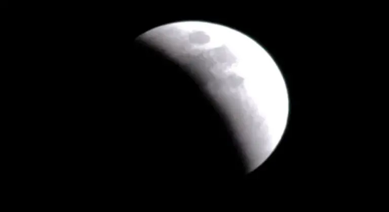 Uebrigens-Obwohl-es-seltener-zu-einer-Mond-als-zu-einer-Sonnenfinsternis-kommt-ist-die-Mondfinsternis-viel-haeufiger-zu-beobachten