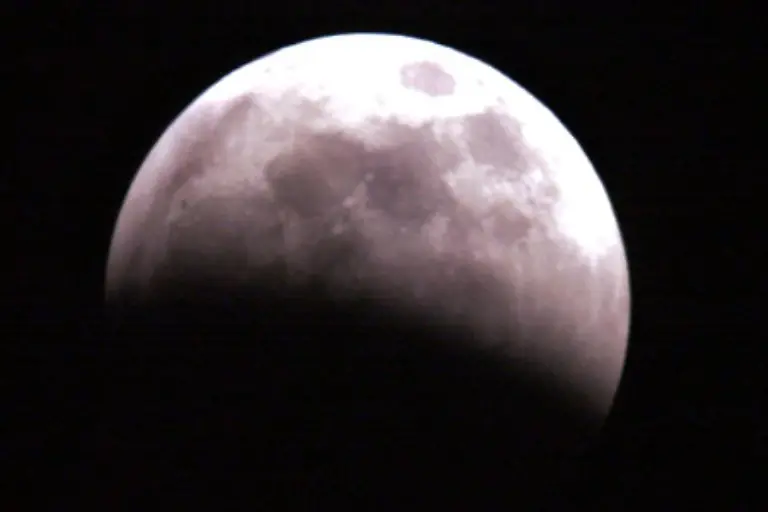 Klingt-komisch-ist-aber-so-Denn-Die-totale-Mond-ist-im-Gegensatz-zur-Sonnenfinsternis-von-jedem-Punkt-der-Erde-aus-gleichermassen-zu-beobachten