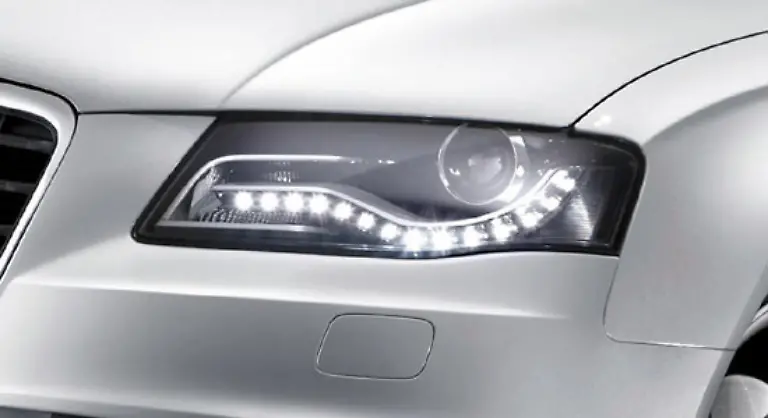 Die-Scheinwerfer-in-Schwingen-Optik-bekommt-man-nur-in-Kombination-mit-Xenon-Leuchten-und-Tagfahrlicht-aus-14-Leuchtdioden-Schoenheit-kostet-allerdings-der-Lidstrich-gehoert-nicht-zur-Serienausstattung