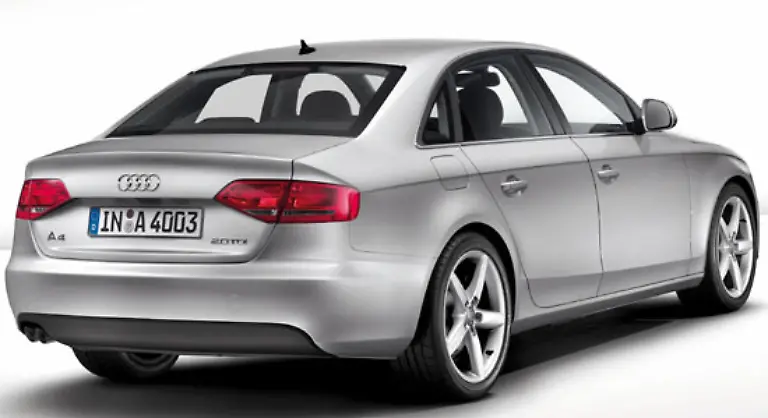 Geschaltet-wird-entweder-manuell-mit-sechs-Gaengen-per-stufenlosem-Multitronic-Getriebe-oder-per-Tiptronic-Weitere-Motoren-zwei-2-0-TFSI-Benziner-mit-180-und-211-PS-sowie-ein-170-PS-Diesel-folgen-spaeter