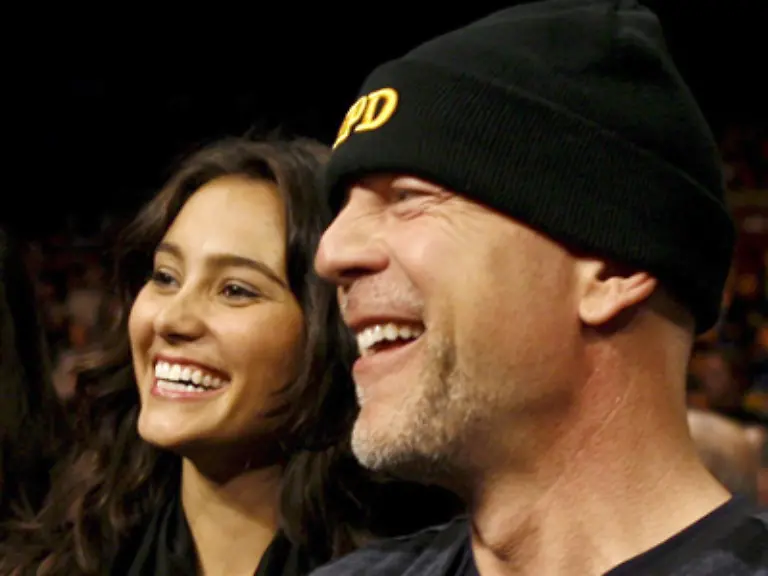 Dabei-musste-sich-der-zwei-Meter-grosse-Modellathlet-aus-der-Ukraine-von-den-14-011-Zuschauern-unter-ihnen-Hollywood-Prominenz-wie-Bruce-Willis-mit-seiner-Freundin-dem-Model-Emma-Hemings-wiederholt-Pfiffe-und-Buhrufe-gefallen-lassen