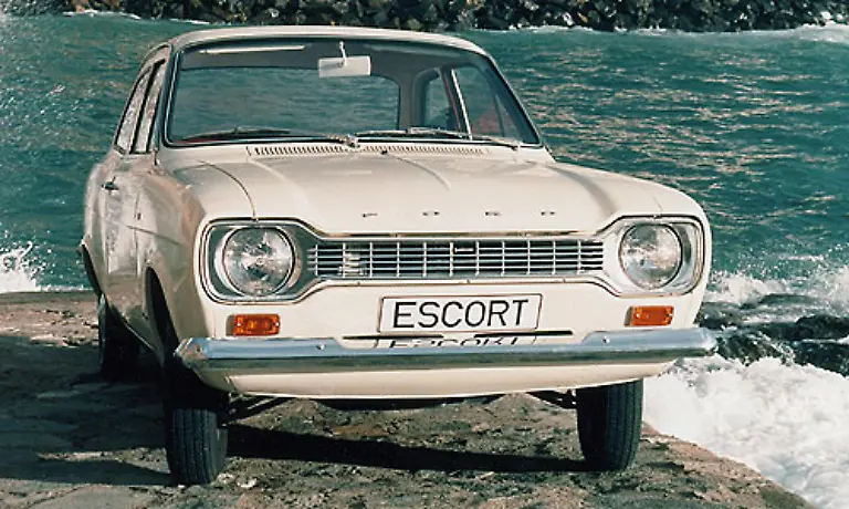 Der-Focus-ist-der-direkte-Nachfahre-des-Ford-Escort-Dieser-feierte-sein-Debuet-1968-Der-Escort-folgte-dem-Angila-und-war-besonders-markant-durch-seinen-als-Hundeknochen-bezeichneten-Kuehlergrill