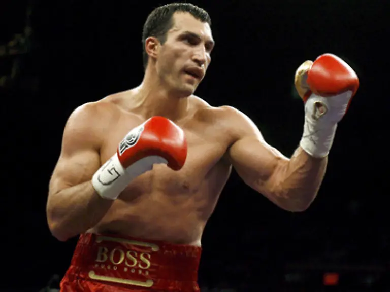 Klitschko-bot-Rechtsausleger-Ibragimow-keine-Bloesse-kontrollierte-in-den-ersten-drei-Runden-nur-mit-seiner-linken-Fuehrungshand-den-Kampf-und-patschte-damit-den-rechten-Jab-seines-Gegners-regelrecht-runter