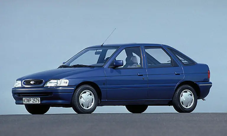 Eine-vollstaendig-neues-Modell-kam-1990-auf-den-Markt-Das-Design-des-Escort-wurde-aerodynamischer-und-auch-technisch-passte-er-sich-den-neuen-Zeiten-an-Er-kam-als-Erster-seiner-Klasse-mit-einem-Fahrerairbag-auf-den-Markt