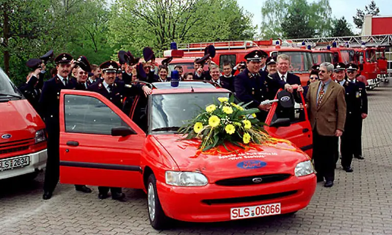 Mit-dem-neuen-Modell-fuhr-Ford-sehr-erfolgreich-1997-bekam-die-oertliche-Feuerwehr-den-siebenmillionsten-Escort-aus-Saarlouis-geschenkt