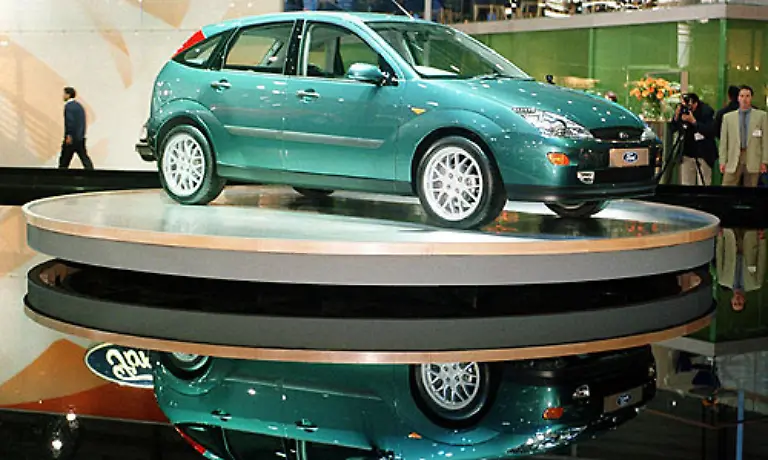 1998-wurde-die-Aera-Escort-durch-den-Focus-beendet-Mit-dem-neuen-New-Edge-Design-ueberraschte-Ford-Auch-die-Serienausstattung-wusste-zu-begeistern-Vier-Airbags-ABS-Zentralverriegelung-und-elektrische-Fensterheber-ueberzeugten-viele-Kaeufer