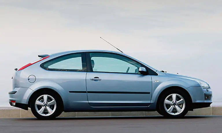 Die-Neuauflage-2004-brachte-den-Focus-II-und-damit-eine-groessere-Naehe-zum-Rest-der-Ford-Familie-Das-Auto-wurde-von-aussen-dynamischer-Die-Formung-des-Kuehlergrills-naeherte-sich-dem-des-Mondeo-an