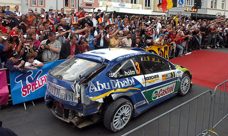 Dabei-kaempfte-er-immer-mit-vollem-Einsatz-wie-hier-bei-der-Deutschland-Rallye-Auf-Verluste-kann-keine-Ruecksicht-genommen-werden-Ein-Wunder-dass-er-mit-dem-Auto-noch-ins-Ziel-kam