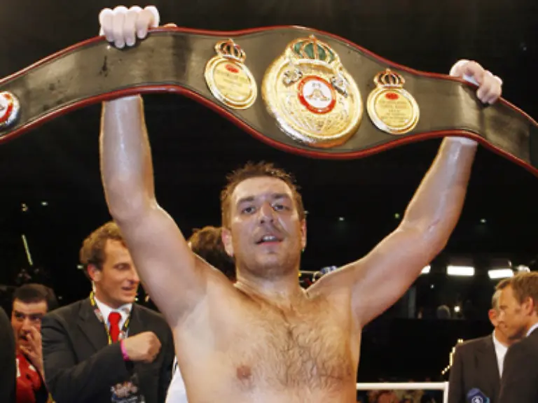 Weitere-Konkurrenz-Weltmeister-sind-der-fuer-die-Universum-Box-Promotion-kaempfende-Ruslan-Tschagajew-Usbekistan-WBA