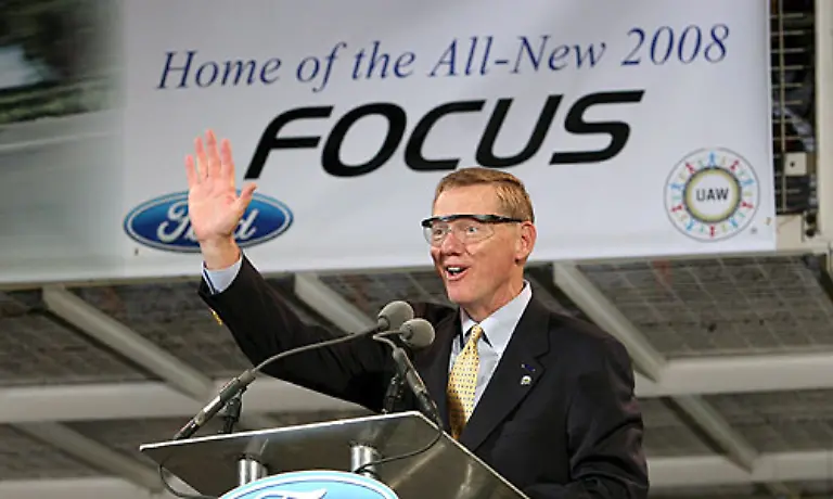 Und-dem-angeschlagenen-Mutterkonzern-unter-die-Arme-greifen-Ford-Chef-Allan-Mullay-persoenlich-gab-den-Startschuss-fuer-die-US-Produktion-des-Focus-2008-Er-wird-auch-in-den-USA-zu-haben-sein